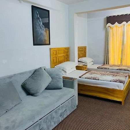 Naveed Tourist Inn Гилгит Экстерьер фото